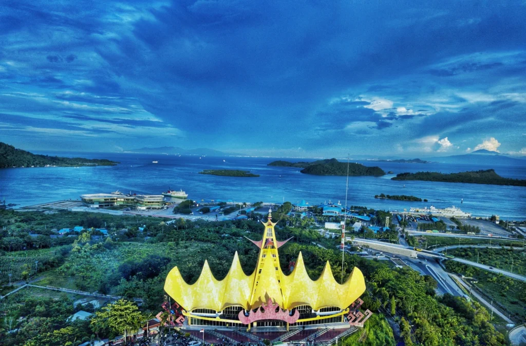 Menara Siger Lampung dengan panorama Selat Sunda dan gugusan pulau-pulau eksotis di pesisir selatan Provinsi Lampung