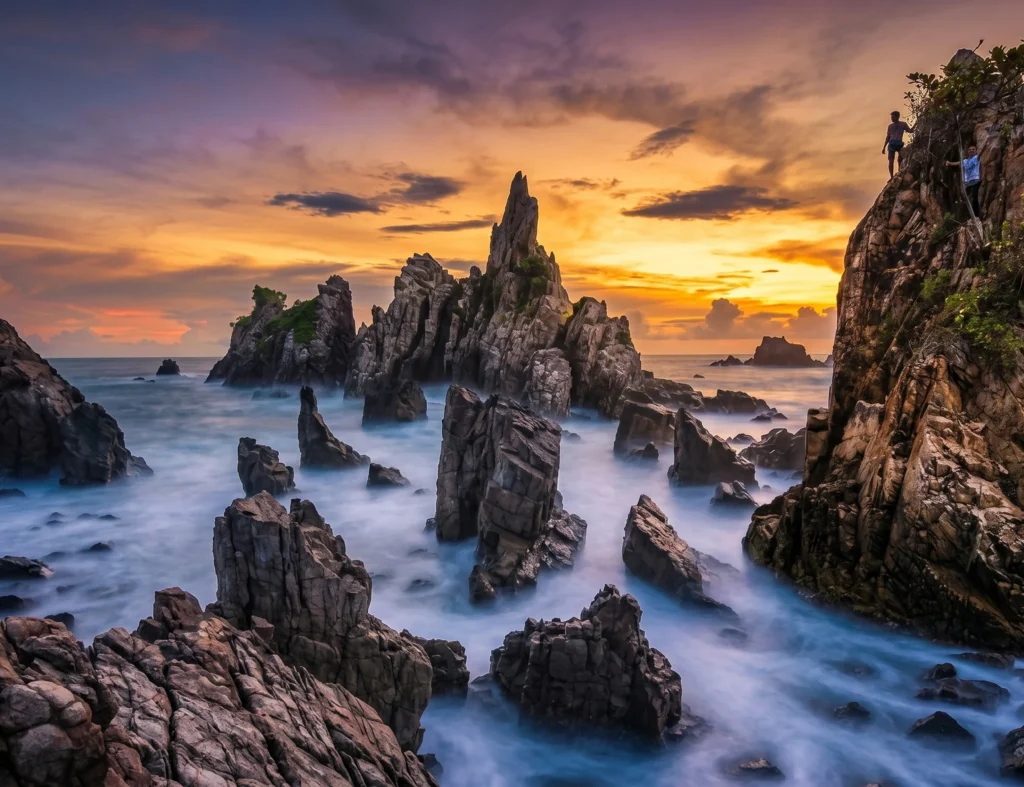 Formasi batu karang unik Pantai Gigi Hiu di Tanggamus Lampung saat matahari terbit